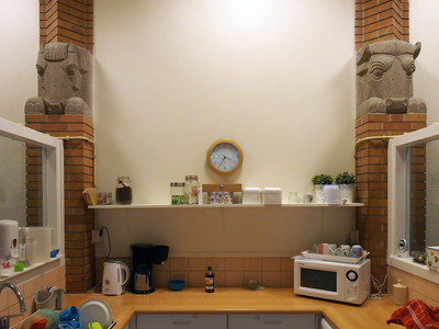 827840 Interieur van het kinderdagverblijf Sesam van Ludens, gevestigd in het voormalig Anatomisch Instituut ...